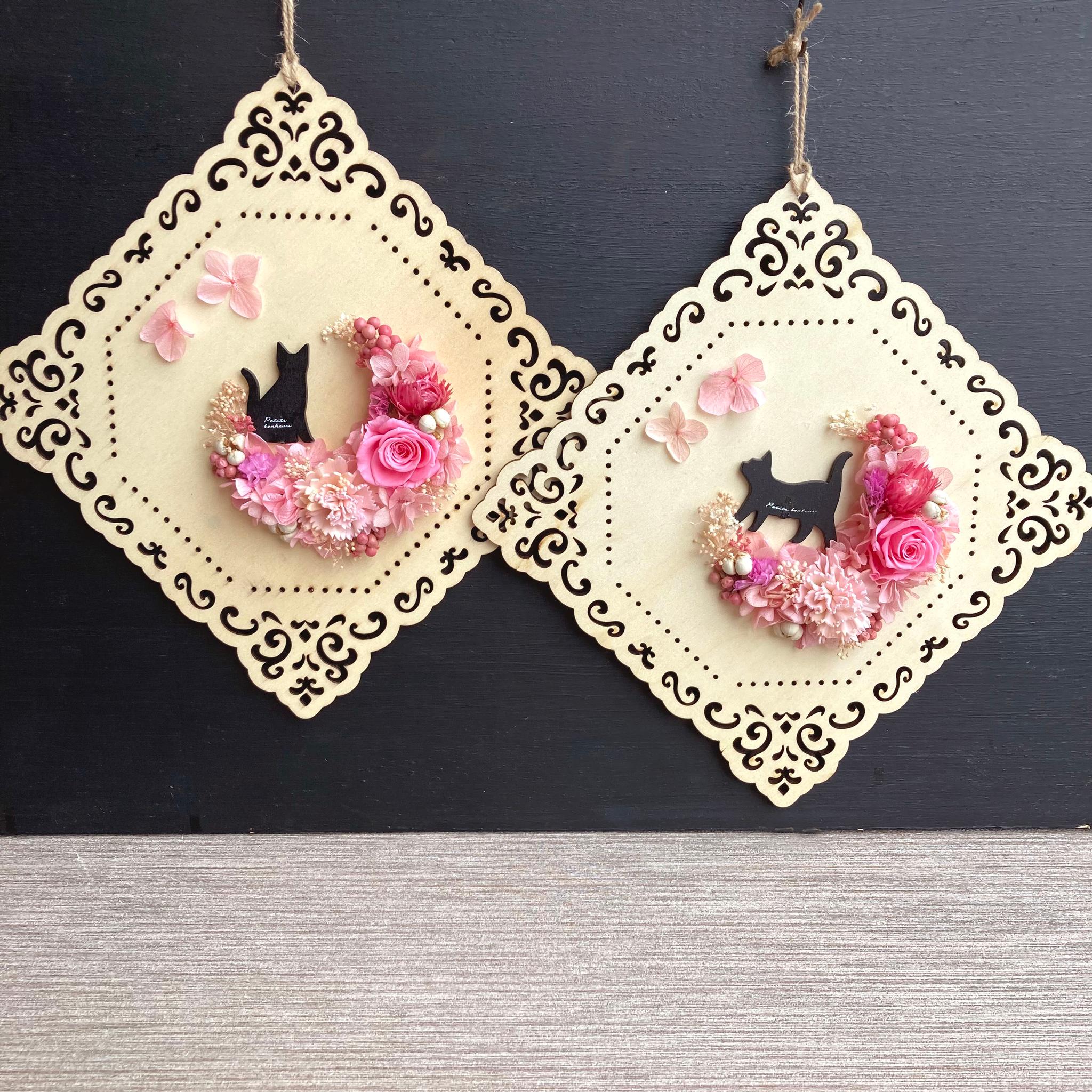 数量限定【母の日】カーネーションのキャットアレンジ　プリザーブドフラワー／ウッドプレート1枚目の画像