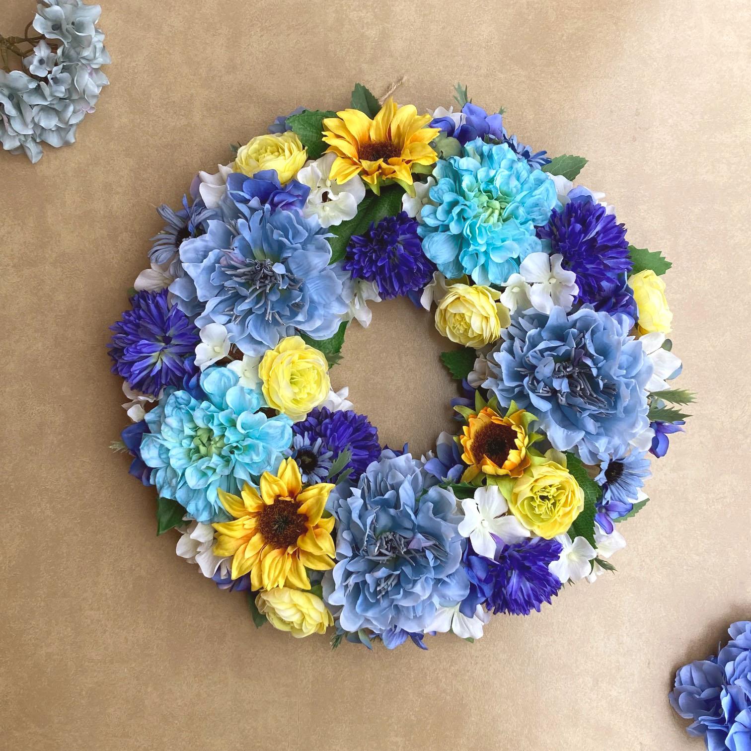 一点物【サマーリース・父の日】お花たっぷりのひまわりとダリアの夏リース　３７cm／ブルー1枚目の画像