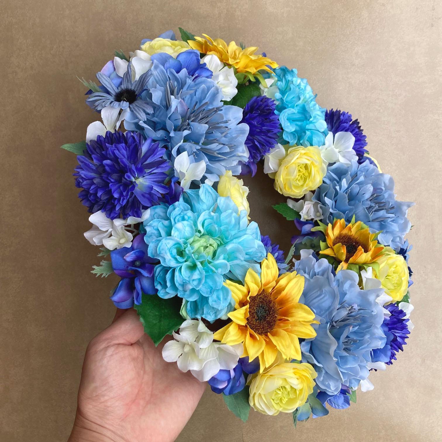 一点物【サマーリース・父の日】お花たっぷりのひまわりとダリアの夏リース　３７cm／ブルー | 5枚目