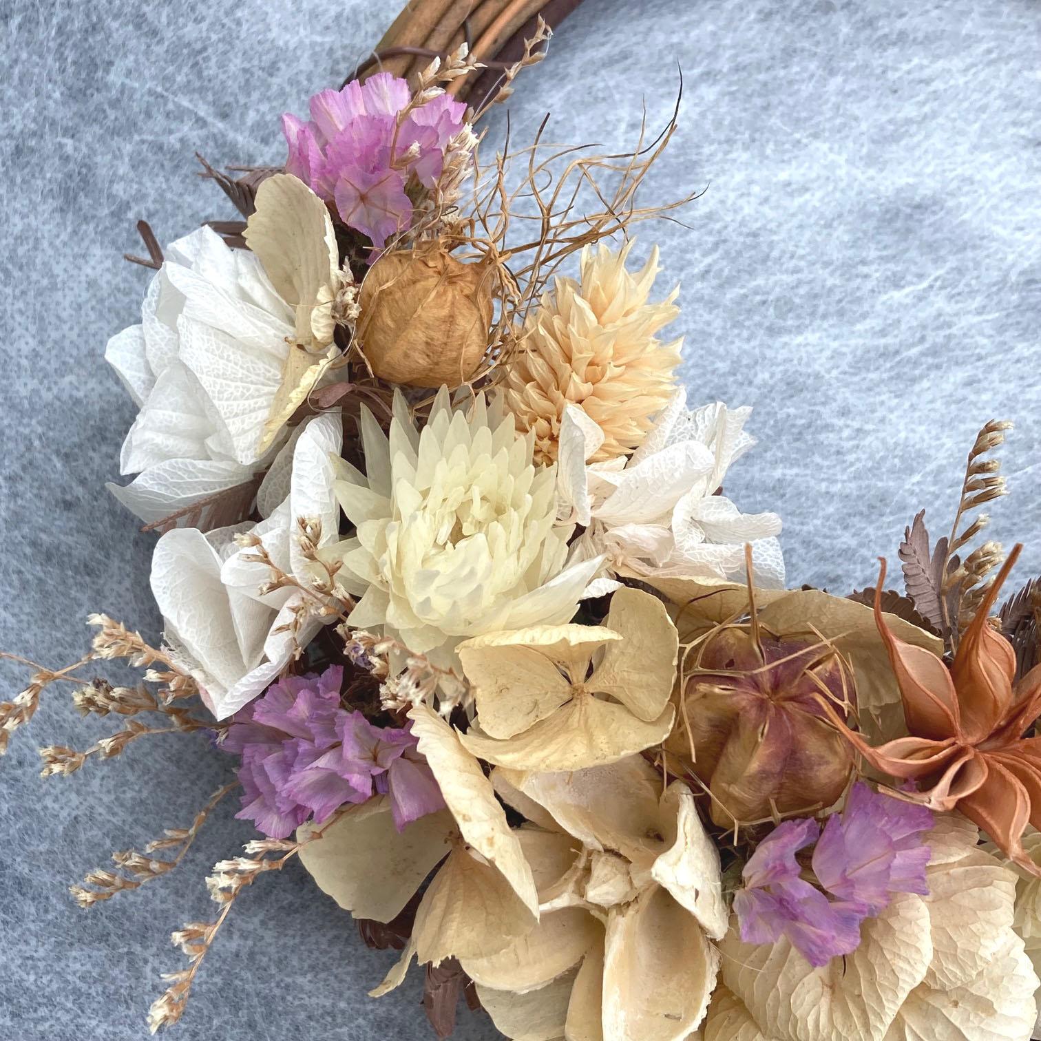 一点物【サマーギフト】シルバーデージーと紫陽花のナチュラルリース　三日月リース／くすみピンク | 4枚目