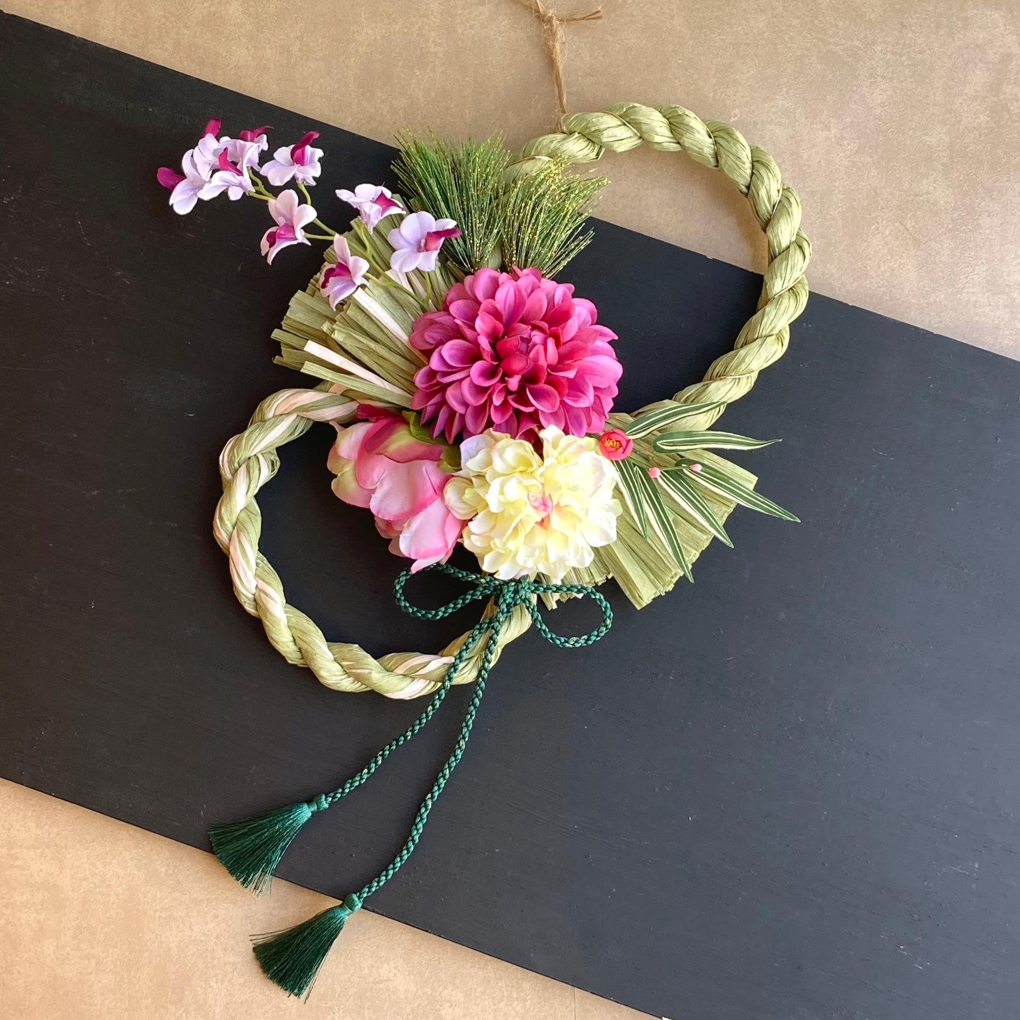 数量限定・大きめサイズ【お正月】２本取り 大輪ダリアとデンファレのしめ縄リース　タッセル付き／しめ縄飾り／お正月飾り