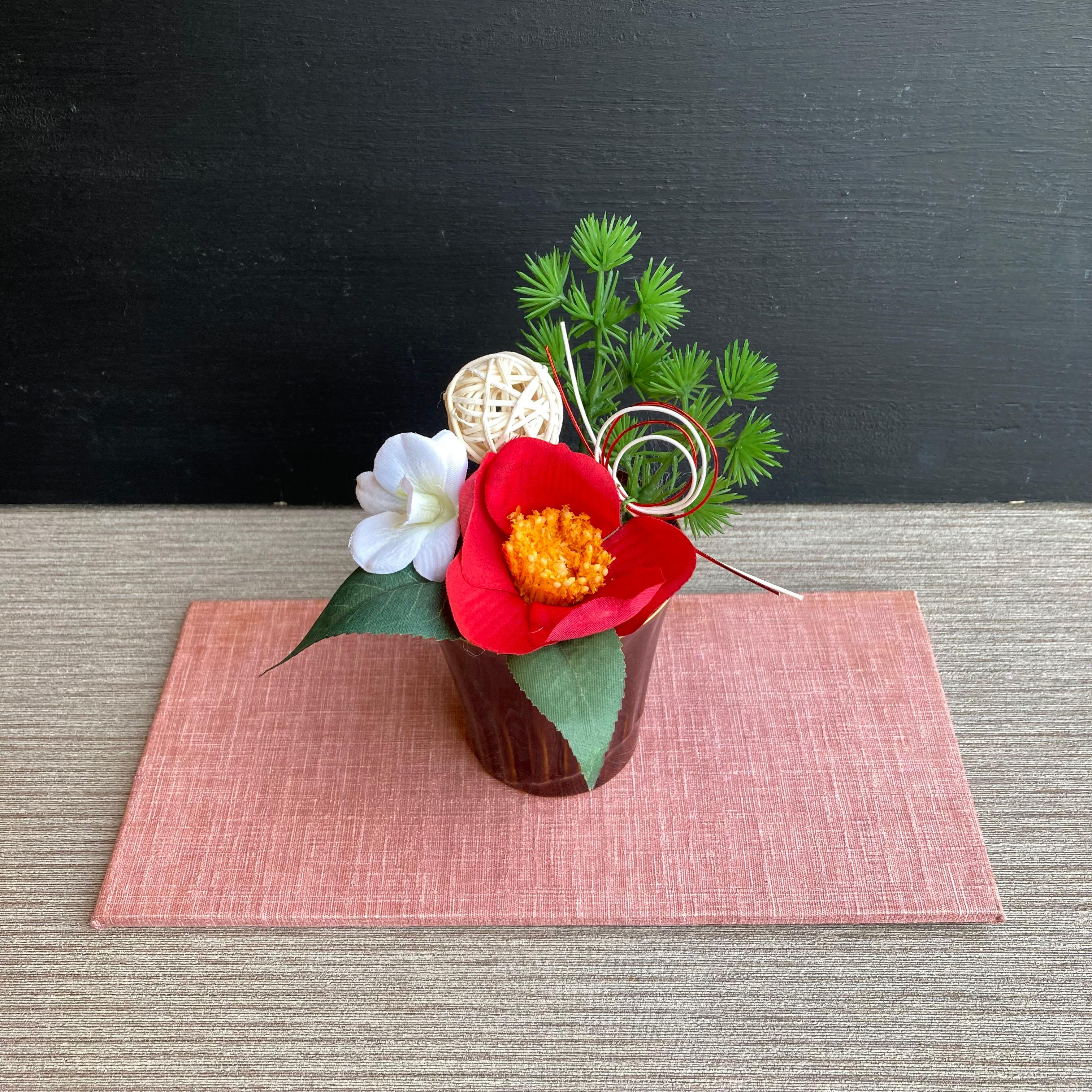 数量限定・手のりサイズ【お正月】椿とランのお正月飾り　お正月置物・アレンジメント・デンファレ・ぬい撮り・ペットちゃん