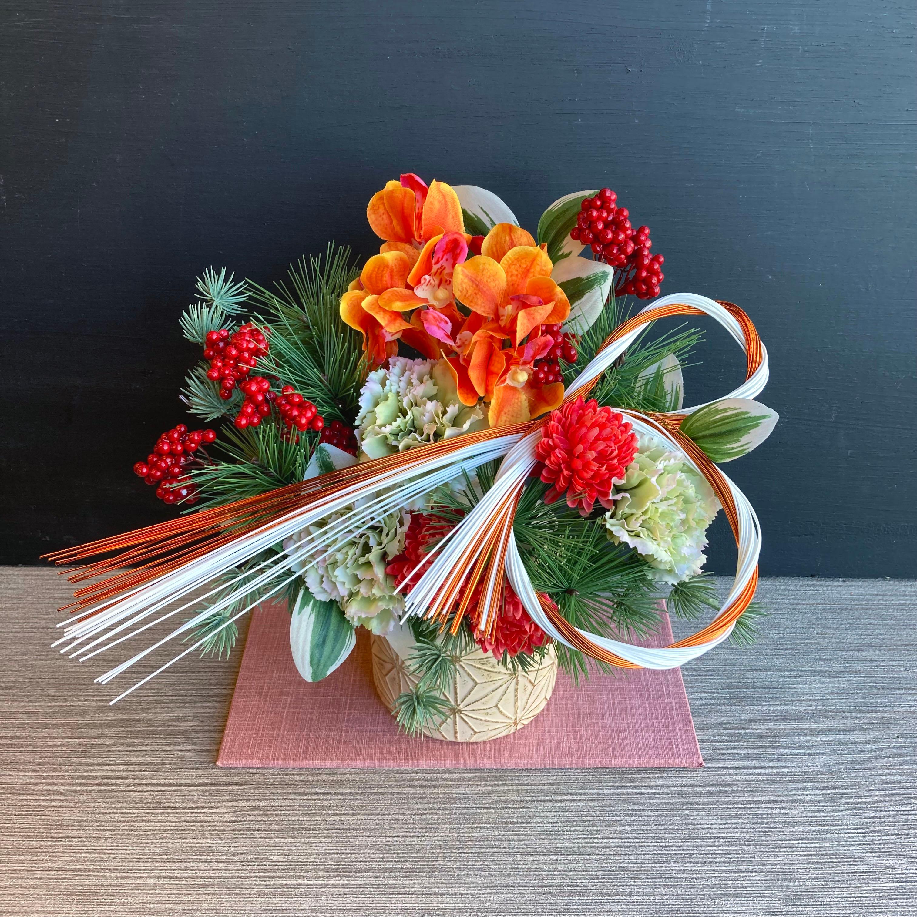 一点物／大きめサイズ【お正月】毎年飾れるカーネーションとランのお正月飾り　アレンジメント／お正月置物