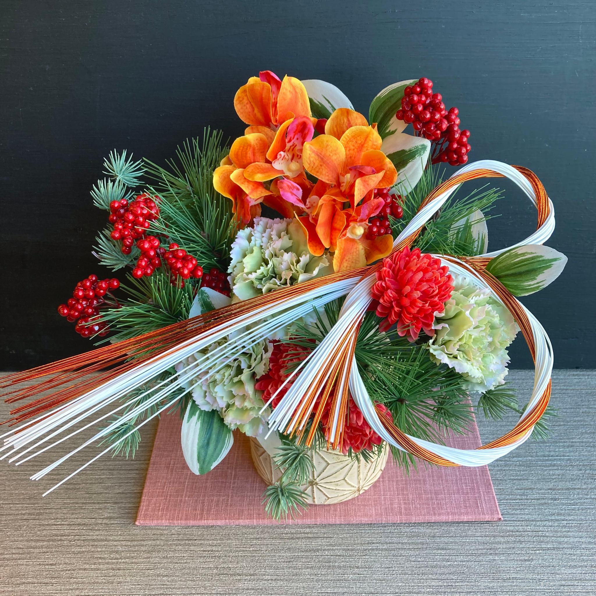 一点物／大きめサイズ【お正月】毎年飾れるカーネーションとランのお正月飾り　アレンジメント／お正月置物 | 2枚目