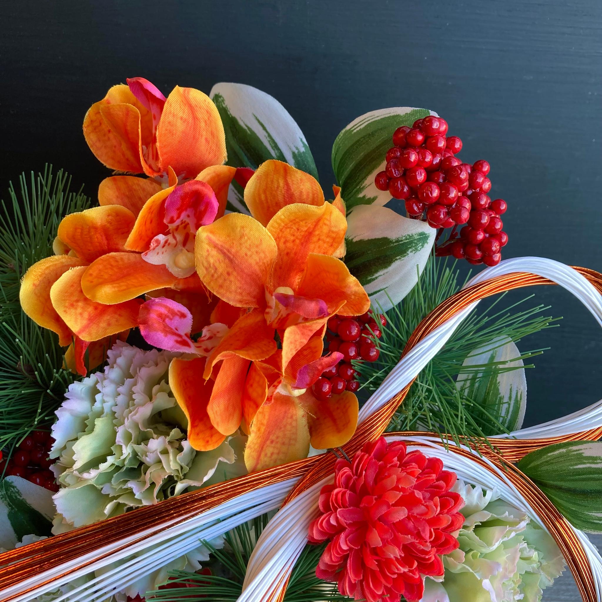 一点物／大きめサイズ【お正月】毎年飾れるカーネーションとランのお正月飾り　アレンジメント／お正月置物 | 3枚目