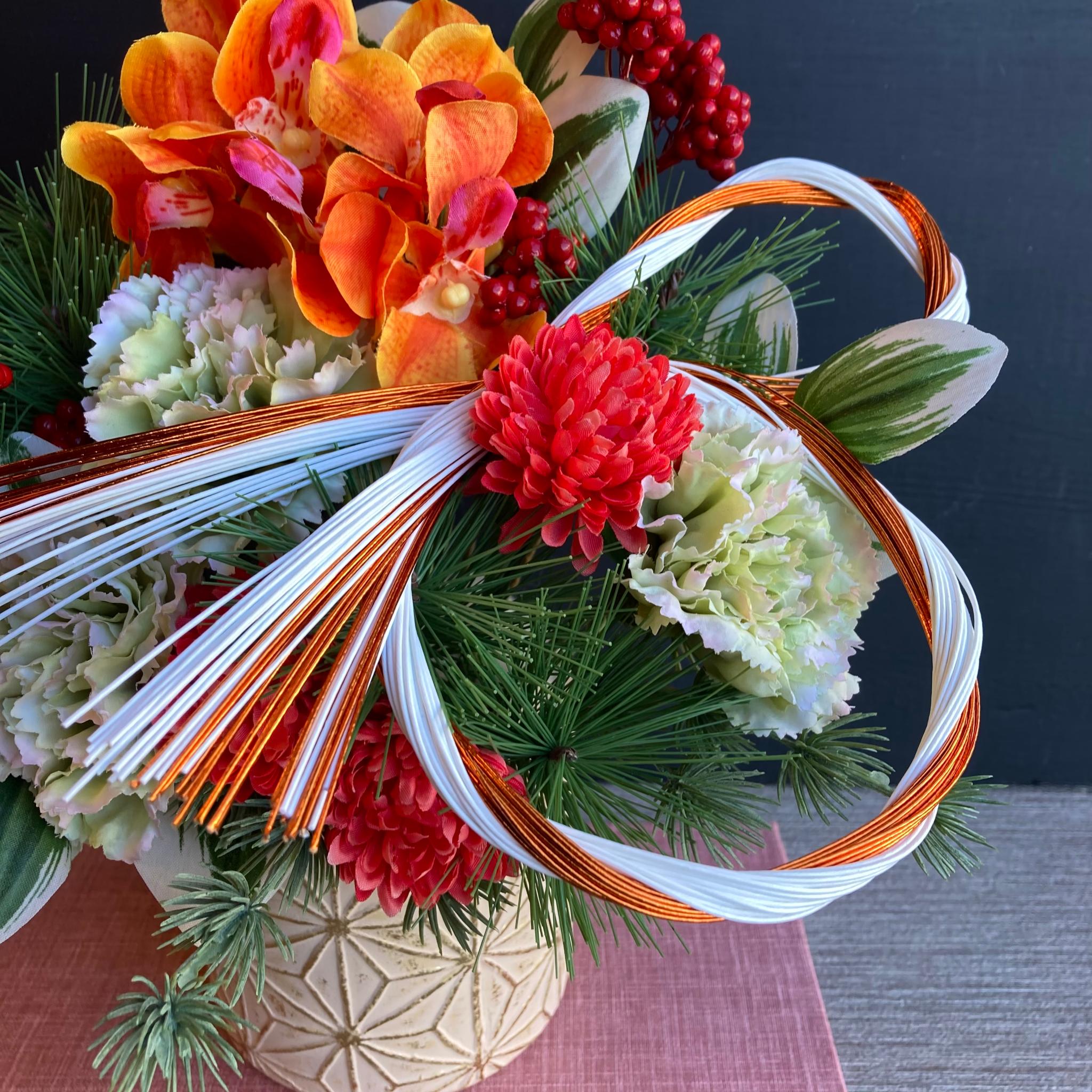 一点物／大きめサイズ【お正月】毎年飾れるカーネーションとランのお正月飾り　アレンジメント／お正月置物 | 5枚目