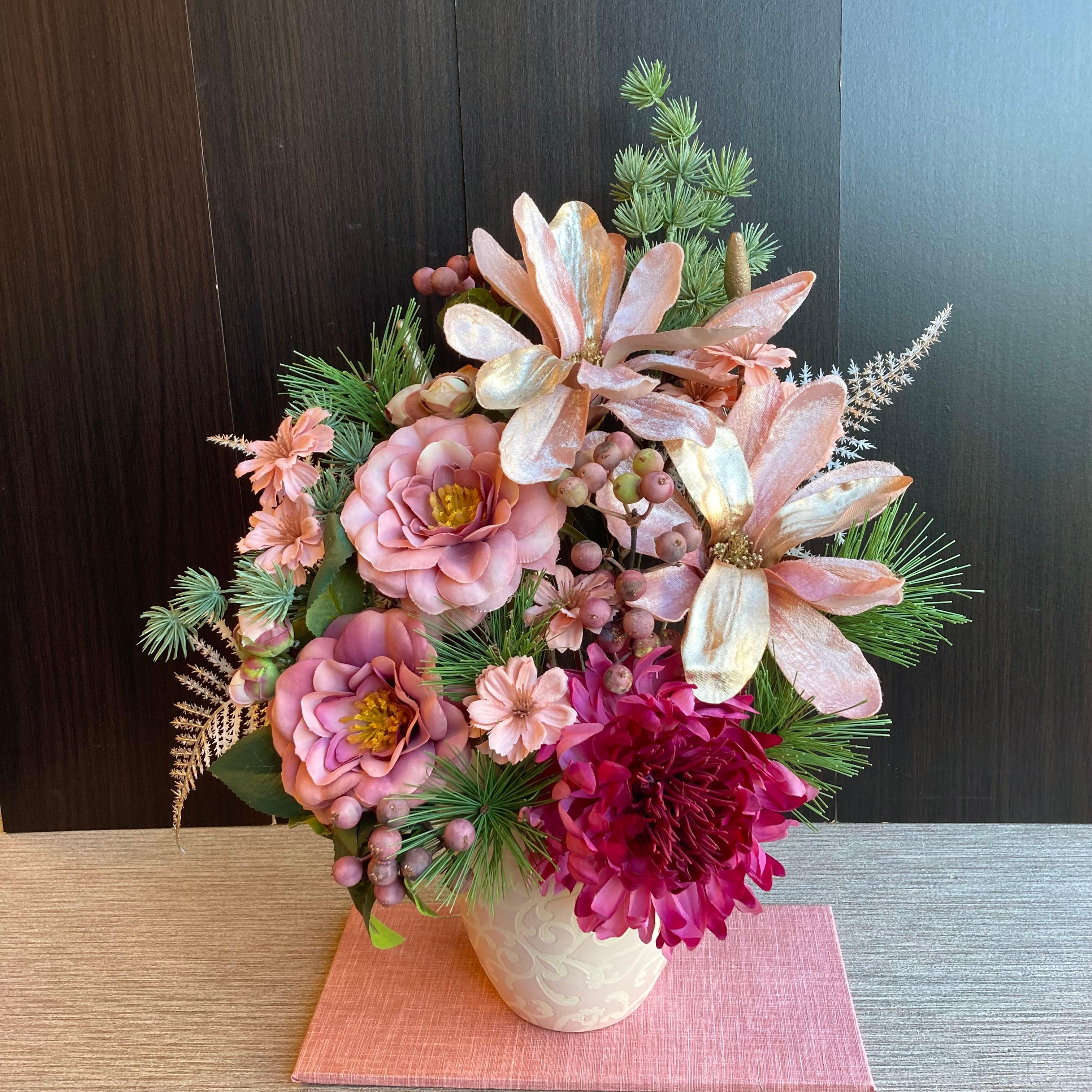 一点物／大きめサイズ【お正月】毎年飾れるマグノリアと椿のお正月飾り　アレンジメント／お正月置物1枚目の画像