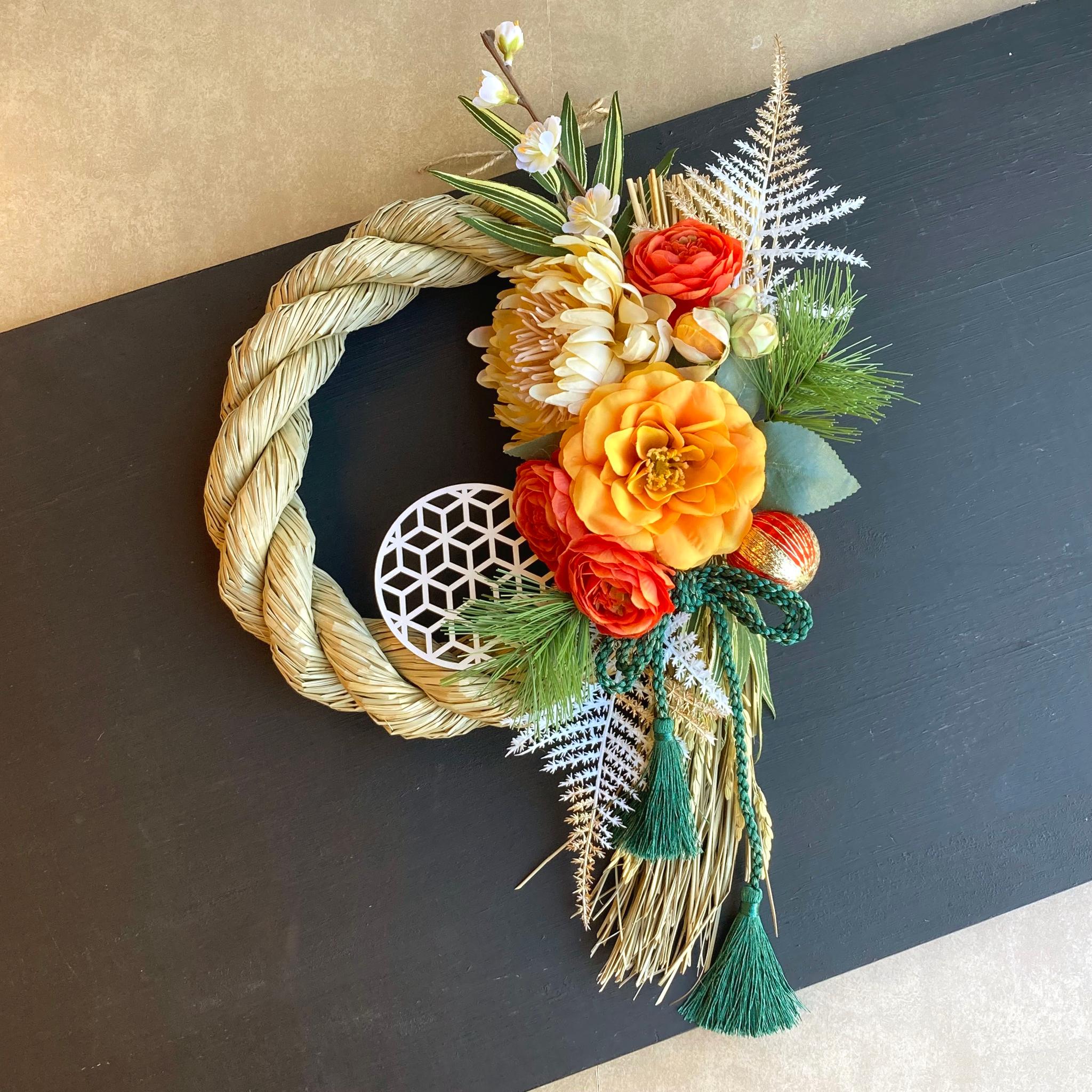 数量限定【お正月】豪華 マムと椿のしめ縄リース ータッセル付 お正月飾り/しめ飾り/しめなわ1枚目の画像