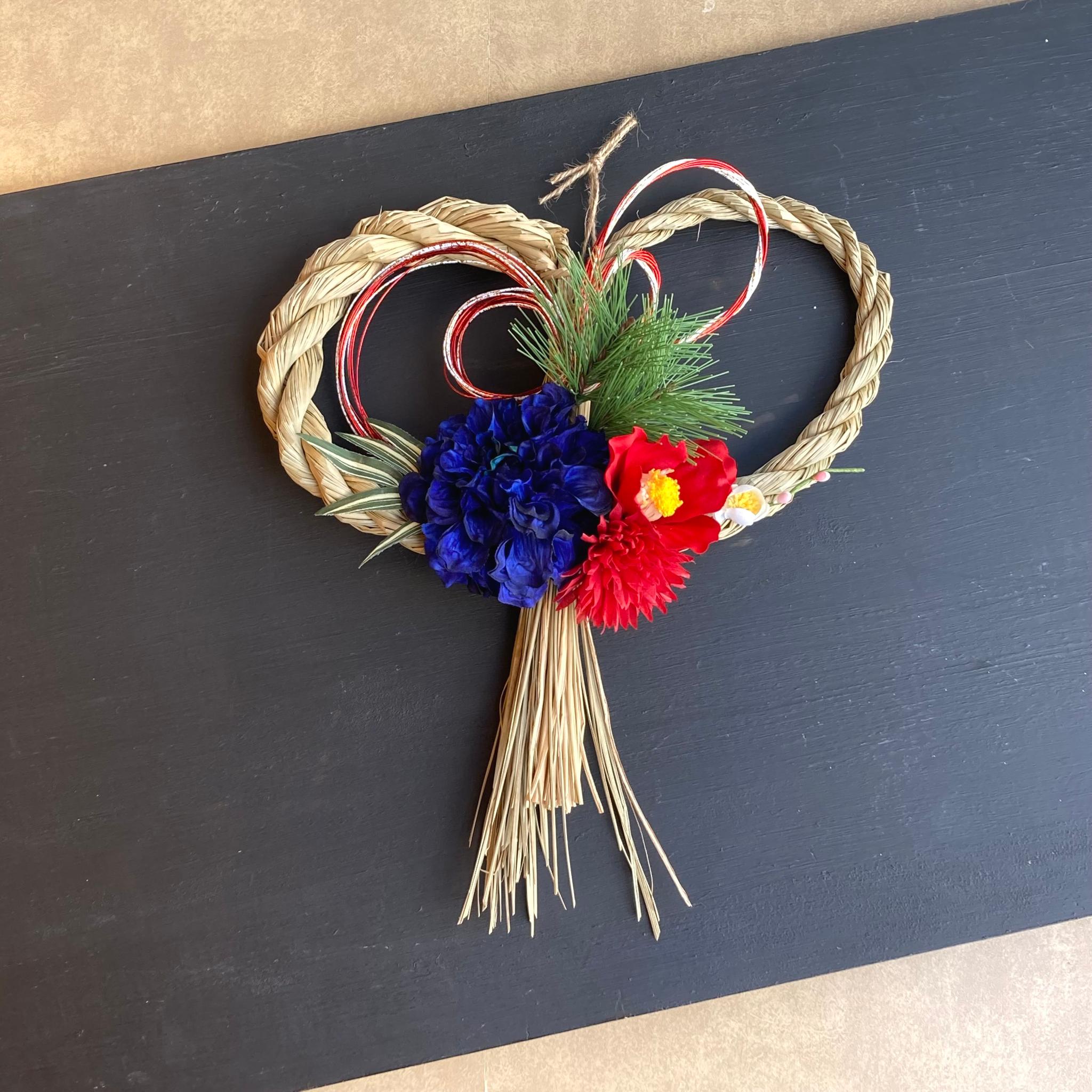 ぬい撮り・ぬい活【お正月】椿とダリアのしめ縄リース お正月飾り/しめ飾り/ミャクミャクカラー1枚目の画像